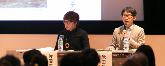 シンガポールとマレーシアのアーティストについて紹介する米田氏（右）と片岡氏（左）